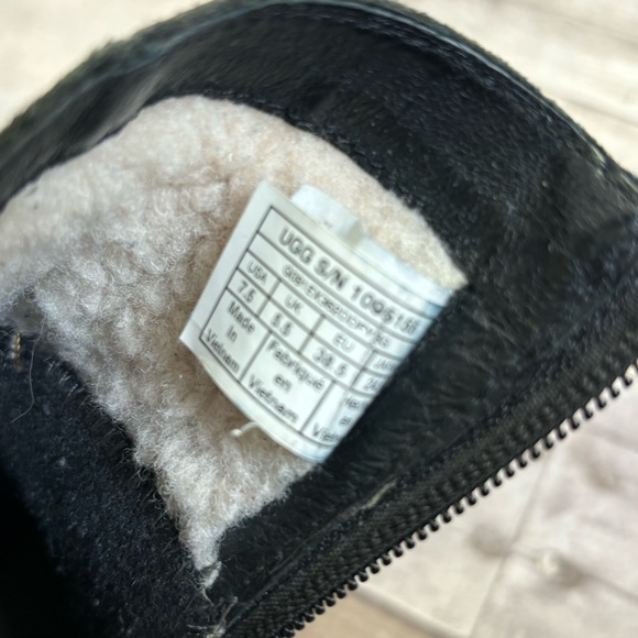 UGG Australia Lorna Black Leather Lined Winter Boots Size 7.5 - Picture 6 of 7